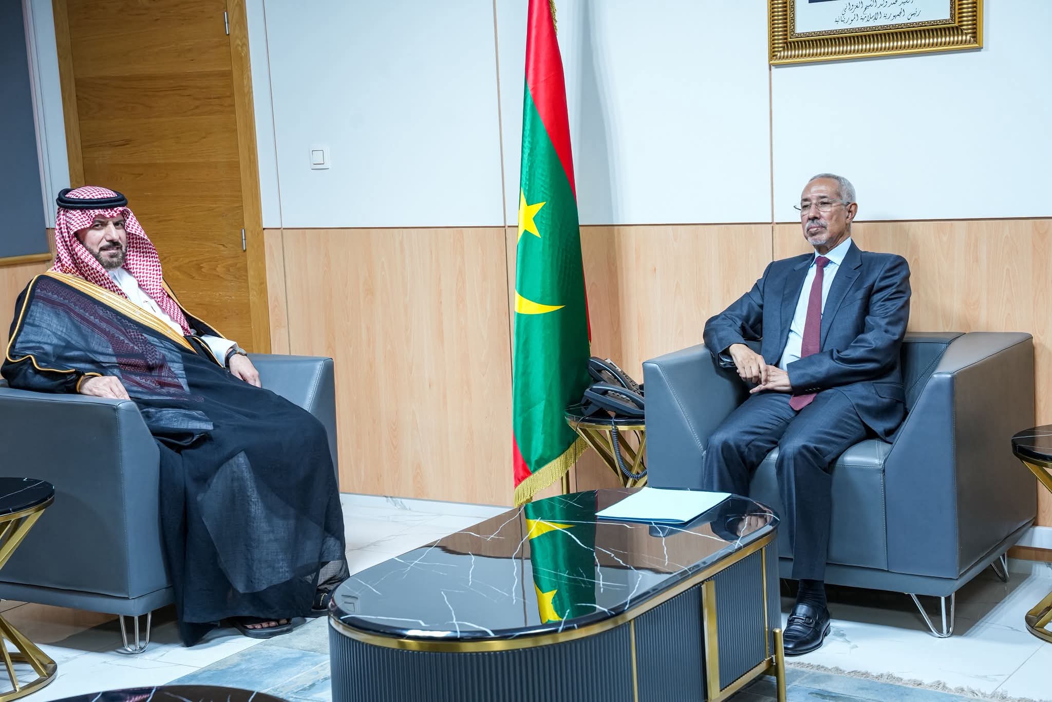 وزير الدفاع والسفير السعودي يتباحثان حول التعاون بين البلدين
