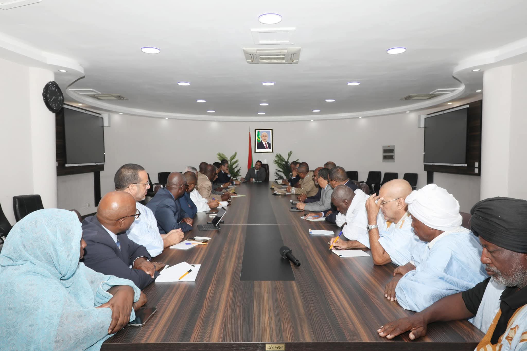 الوزير الأول يوجه بإجراءات لضبط أسعار اللحوم وتعميم التسقيف على جميع البلديات